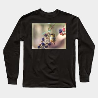 Silvereye eating Blackberries Long Sleeve T-Shirt